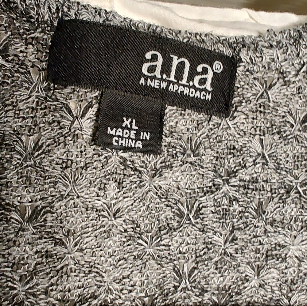 7 Piece Women's XL Black & White Bundle! ๐ค - Picture 6 of 16
